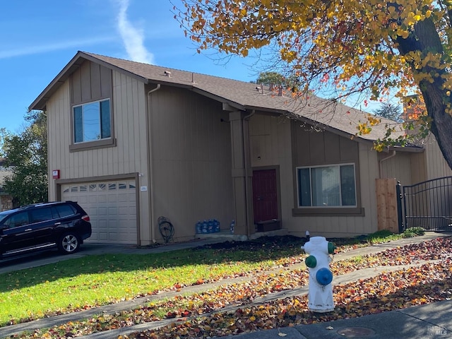 view of front of home featuring a front yard and a garage