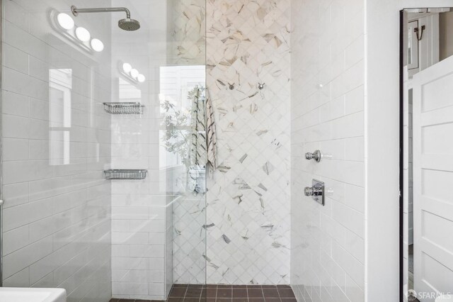 bathroom featuring tiled shower