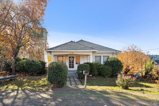 view of front facade featuring a front lawn