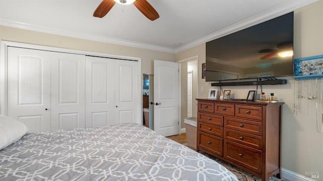 bedroom with ornamental molding, a closet, and ceiling fan