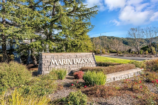 community / neighborhood sign featuring a mountain view