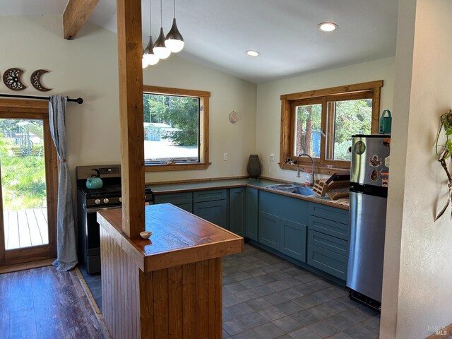 34620 Eureka Hill Rd, Point Arena, CA 95468 - kitchen with stainless steel appliances, a sink, pendant lighting, and recessed lighting