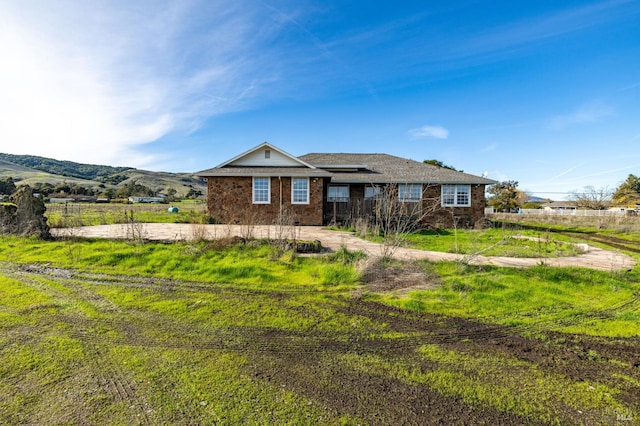 ranch-style home with a mountain view