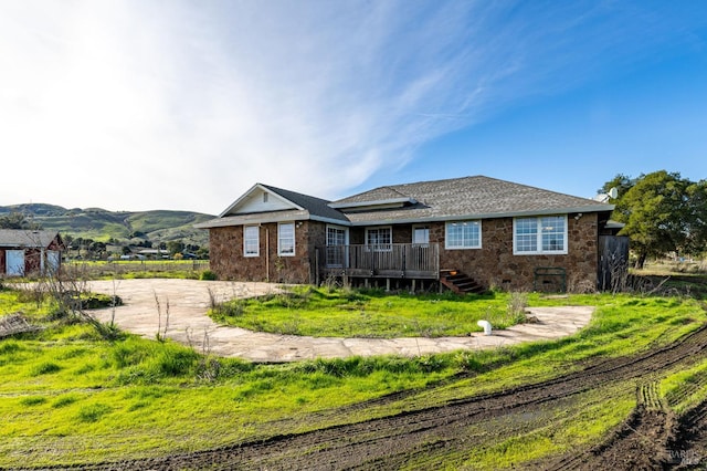 view of front of house featuring a mountain view