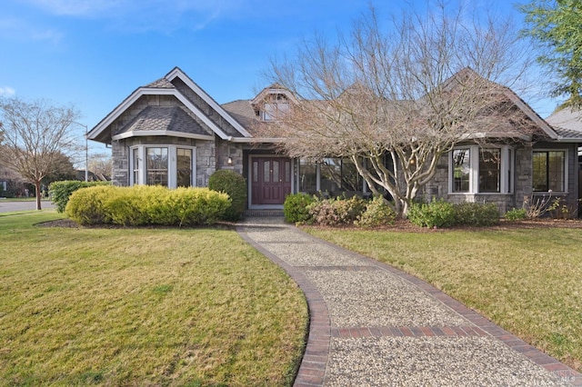 view of front of property featuring a front lawn