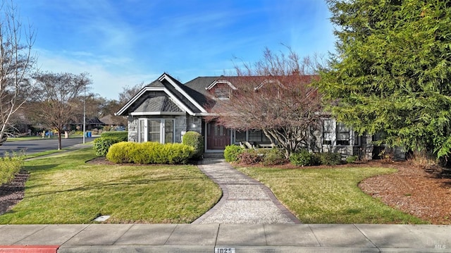 view of front of property featuring a front yard