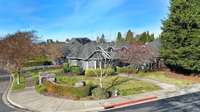 view of front of home featuring a front yard