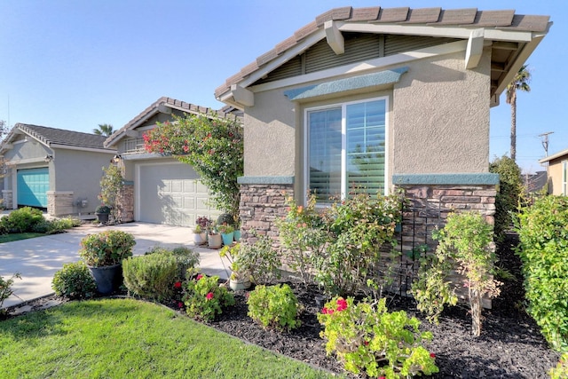 craftsman house featuring a garage