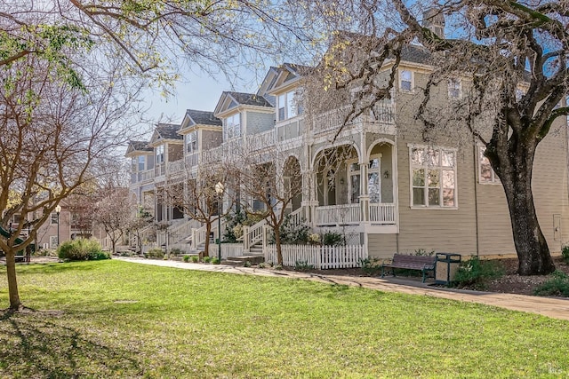 view of front of house featuring a front yard