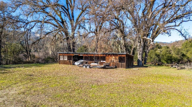 view of yard with an outdoor structure