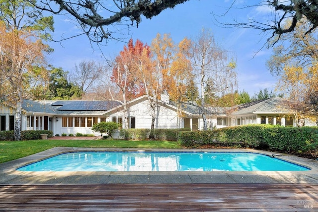 view of swimming pool featuring a lawn