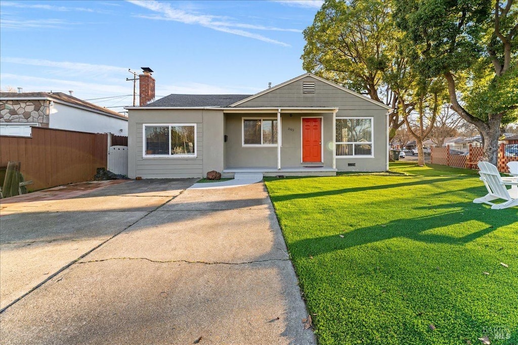 view of front of property featuring a front lawn