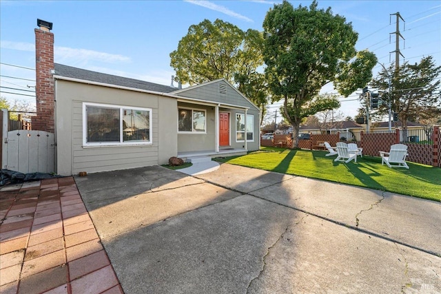 view of front of property with a front yard