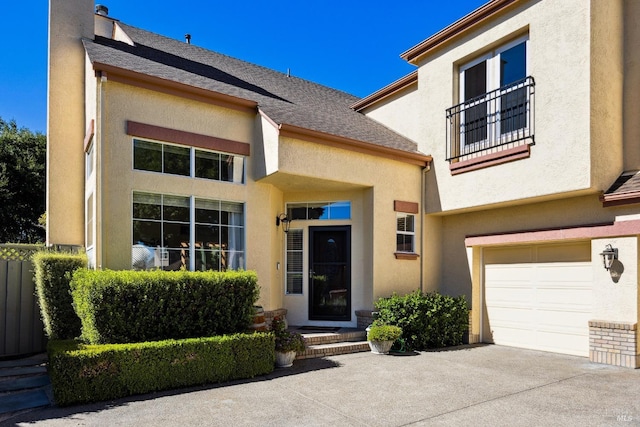 view of front facade featuring a garage