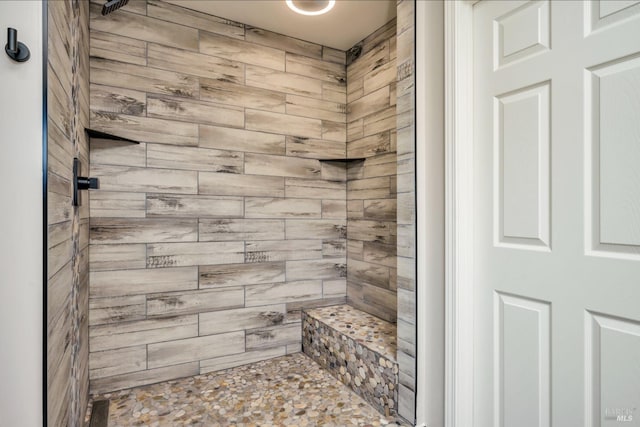 bathroom featuring a tile shower