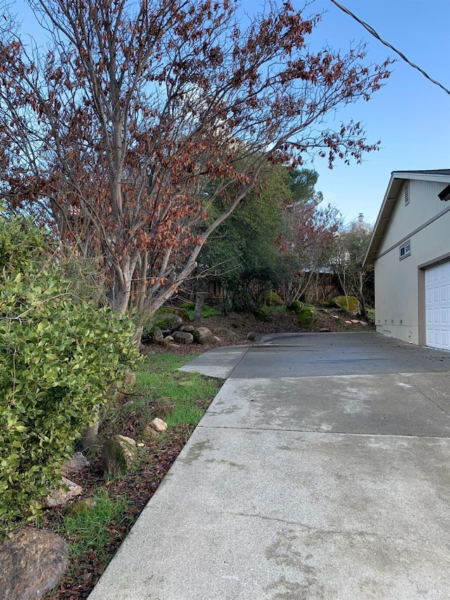 view of yard with a garage