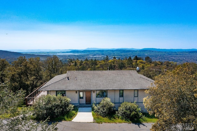 view of front of house featuring a mountain view