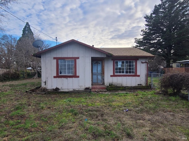 view of front of home featuring a front lawn