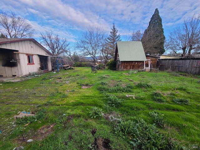 view of yard with an outdoor structure