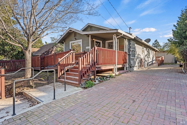 view of front facade with decorative driveway and fence