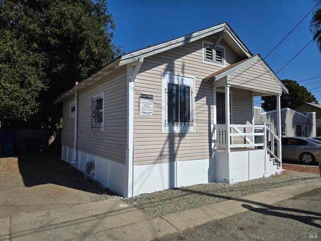 view of front of house with covered porch