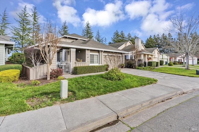 view of front of home featuring a front yard