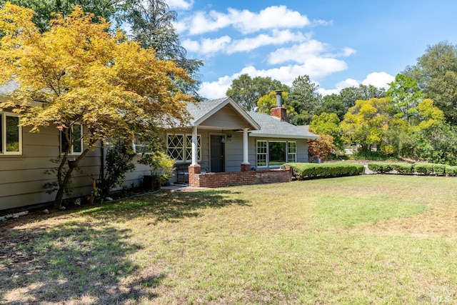 view of front facade with a front yard