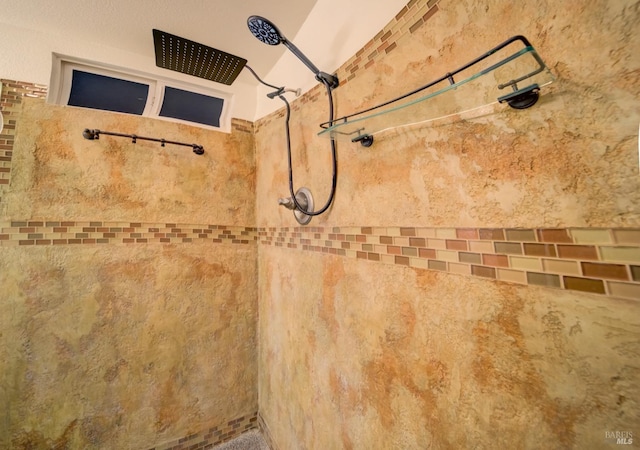 details featuring tiled shower