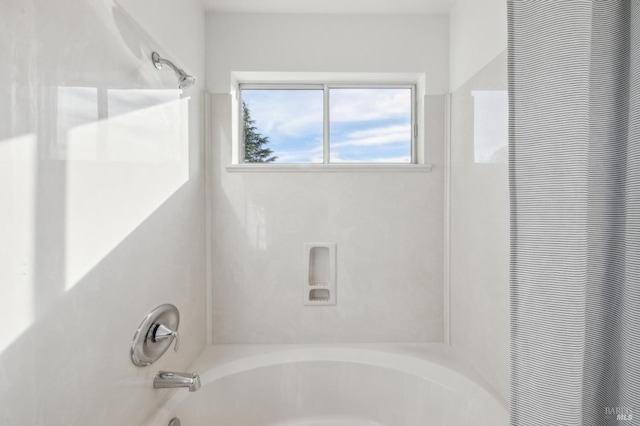 bathroom featuring a shower with shower curtain