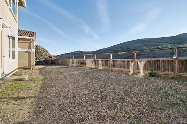 view of yard featuring a mountain view