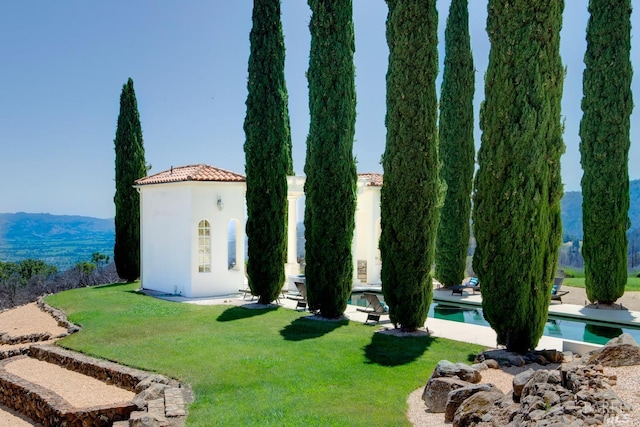 view of yard featuring an outdoor pool