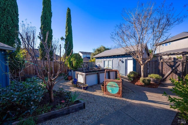 view of yard featuring an outbuilding