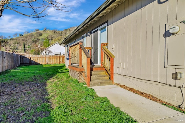 view of side of property featuring a lawn