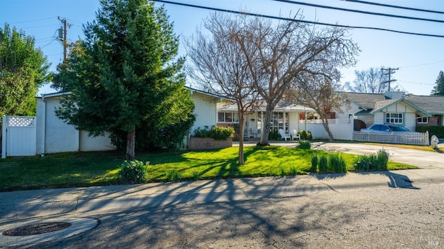 view of front of home featuring a front yard