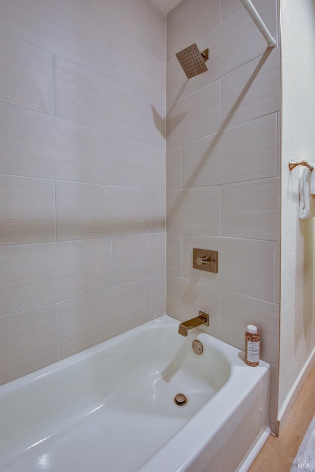 bathroom with tiled shower / bath