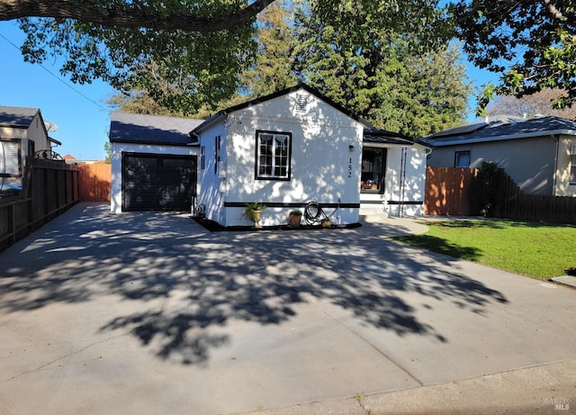 view of front of house featuring a front lawn