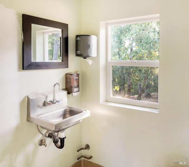 bathroom with a healthy amount of sunlight and sink