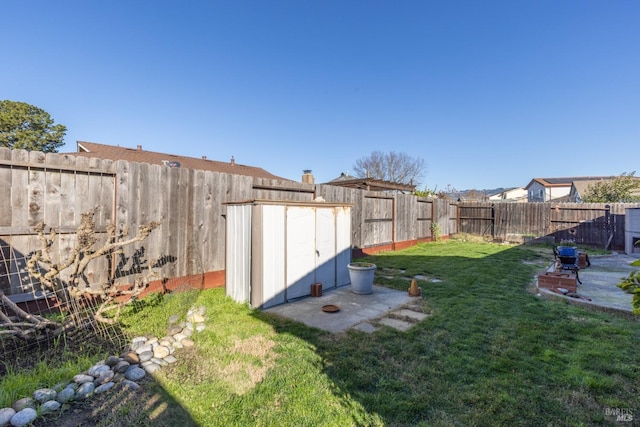 view of yard with a storage shed