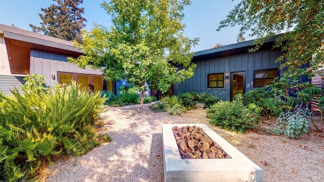 view of yard featuring a fire pit