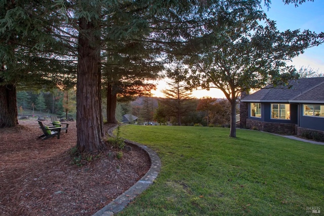 view of yard at dusk