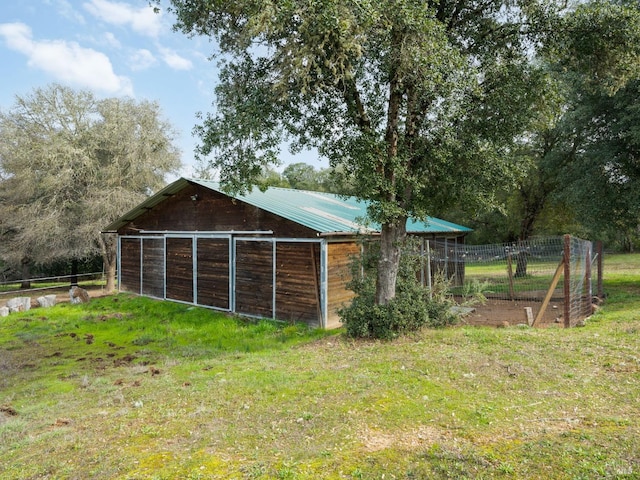 view of outdoor structure featuring an outbuilding