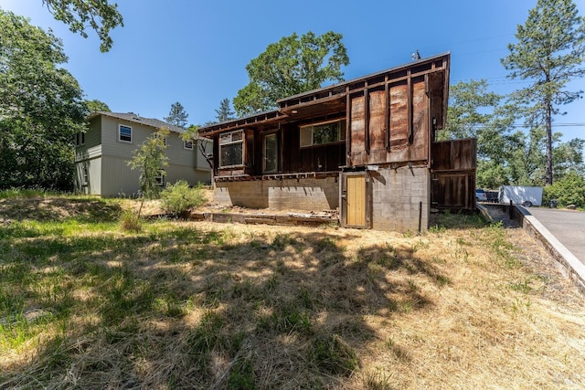 view of front of house with an outbuilding