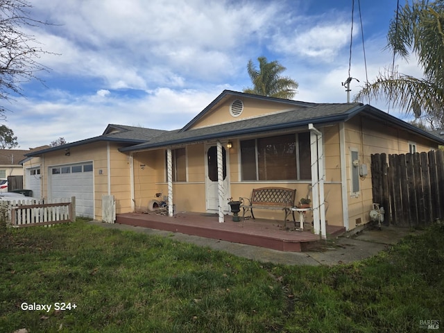 view of front facade featuring a front lawn and a garage