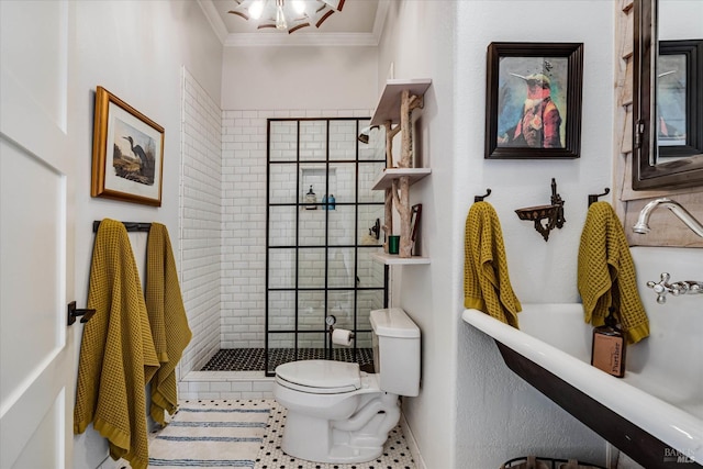 full bath with toilet, an inviting chandelier, a tile shower, and crown molding