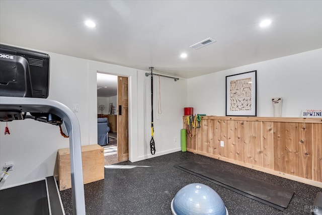 workout area with baseboards, visible vents, and recessed lighting