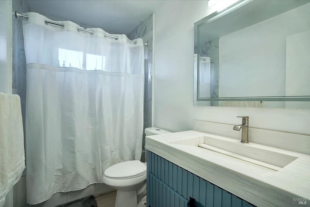 bathroom with a shower with shower curtain, vanity, and toilet