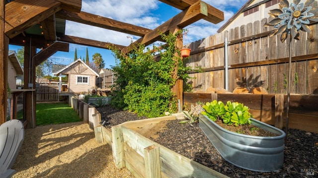 view of yard featuring an outbuilding