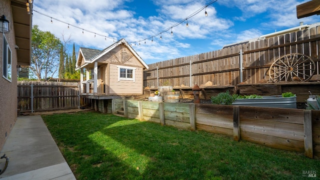 view of yard featuring an outbuilding