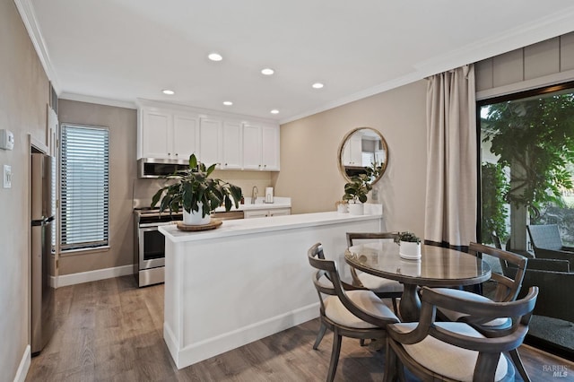 dining area with baseboards, recessed lighting, wood finished floors, and crown molding