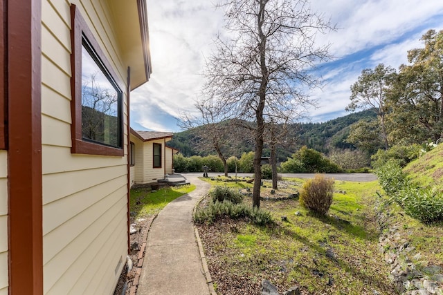 view of yard with a mountain view